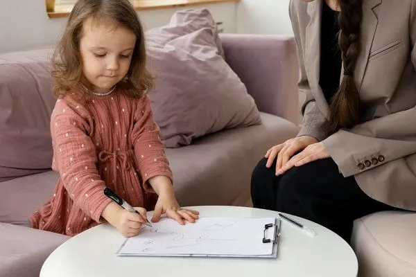 Nerea con un niño en un jardín